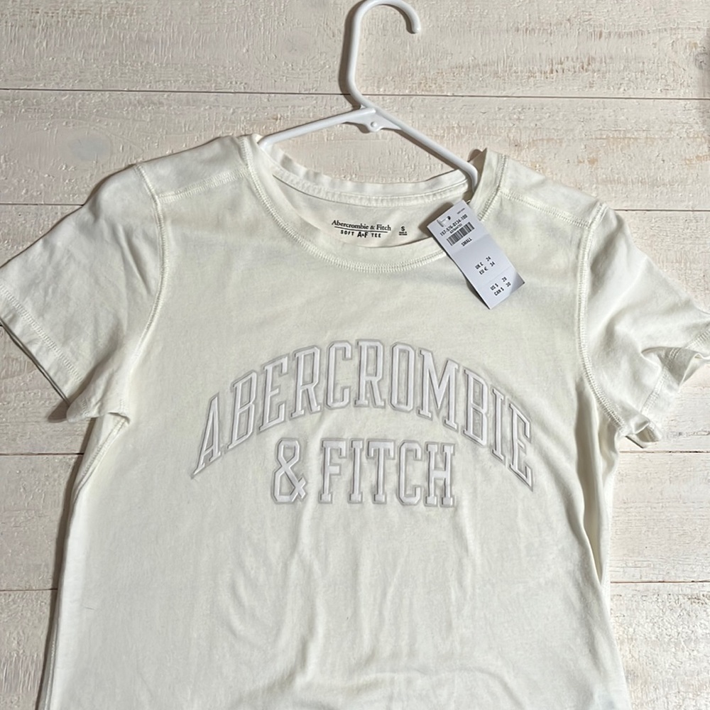 BNWT. Off white Soft A&F Collection Tee. Size small.
